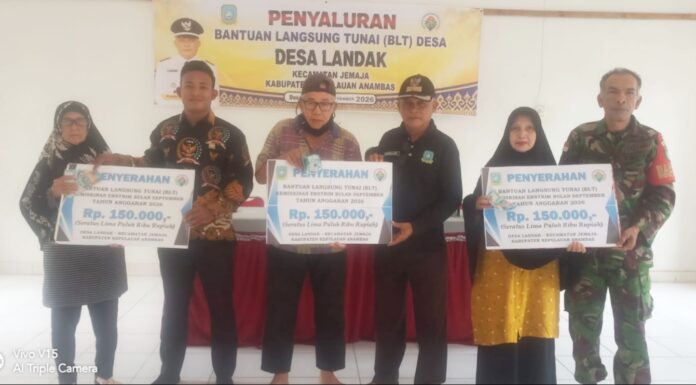 Pemdes Landak Salurkan BLT-DD September ke 20 KPM 