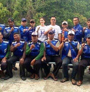 Srikandi Demokrat Kepri Bagikan Seragam ke Pengemudi Ojek di Tarempa