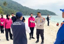 Polres dan Bhayangkari Anambas Lepas 220 Tukik ke Laut