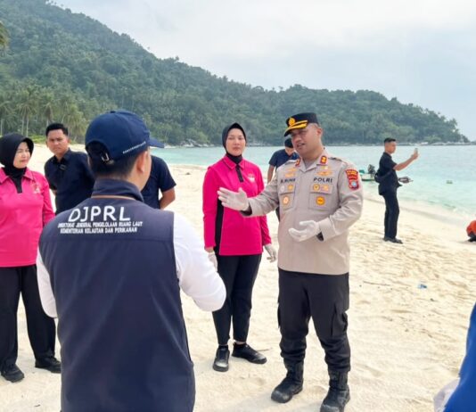 Polres dan Bhayangkari Anambas Lepas 220 Tukik ke Laut