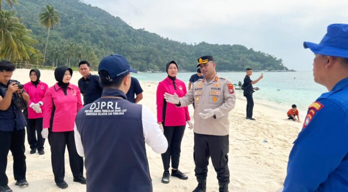 Polres dan Bhayangkari Anambas Lepas 220 Tukik ke Laut