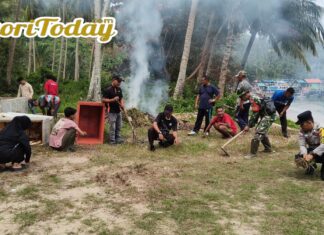 Pemdes Landak dan Masyarakat Gotong-royong Bersihkan Pantai dan Pabrik Es 