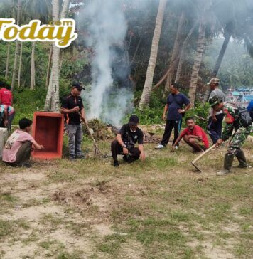 Pemdes Landak dan Masyarakat Gotong-royong Bersihkan Pantai dan Pabrik Es 