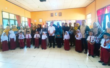 Tunaikan Janji Politik, Bupati Anambas Gratiskan 5 Stel Seragam Sekolah 