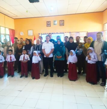 Tunaikan Janji Politik, Bupati Anambas Gratiskan 5 Stel Seragam Sekolah 