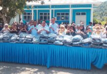 Bupati Anambas Serahkan 81 Seragam Sekolah ke Siswa SMPN 1 Jemaja 