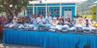 Bupati Anambas Serahkan 81 Seragam Sekolah ke Siswa SMPN 1 Jemaja 