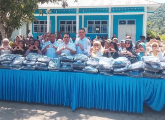 Bupati Anambas Serahkan 81 Seragam Sekolah ke Siswa SMPN 1 Jemaja 