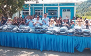 Bupati Anambas Serahkan 81 Seragam Sekolah ke Siswa SMPN 1 Jemaja 