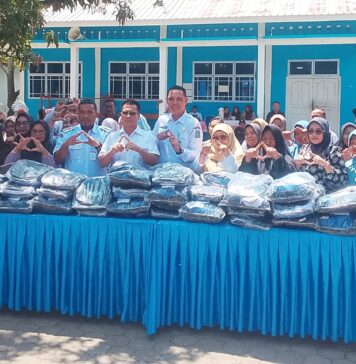 Bupati Anambas Serahkan 81 Seragam Sekolah ke Siswa SMPN 1 Jemaja 