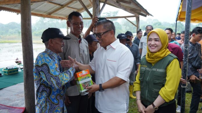 Wakil Gubernur Kepulauan Riau, Nyanyang Haris Pratamura menghadiri kegiatan tanam padi bersama menggunakan sistem PM-AAS di Kelompok Tani Poyotomo Makmur, Desa Bintan Buyu, Kecamatan Teluk Bintan, Kabupaten Bintan, Jumat (16/10/2026). F:Sijoritoday.com/Diskominfo Kepri