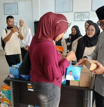 Cek Kesehatan Gratis, Ibu-ibu Bawa Pulang Beras dan Bingkisan