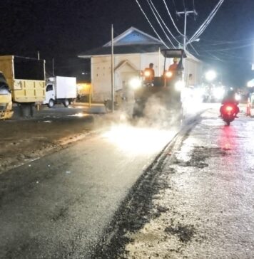 Pengaspalan Jalan Letung–Berhala Saat Hujan Dipertanyakan
