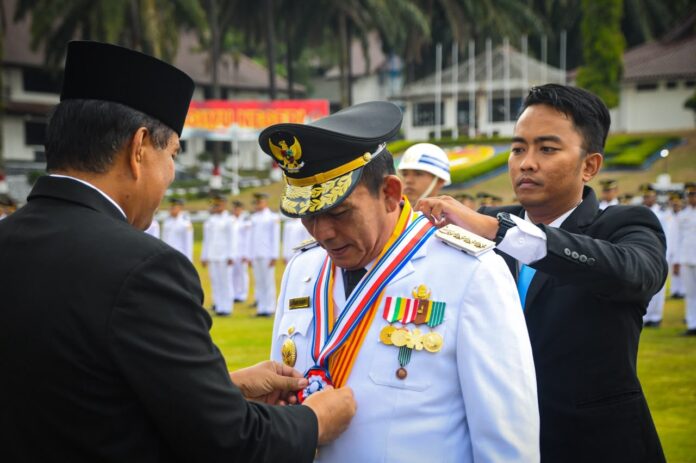 Gubernur Kepulauan Riau, Ansar Ahmad saat menerima anugerah Kartika Pamong Praja Madya dari Rektor Institut Pemerintahan Dalam Negeri (IPDN), Halilul Khairi, Jumat (23/10/2026). F:Sijoritoday.com/Diskominfo Kepri